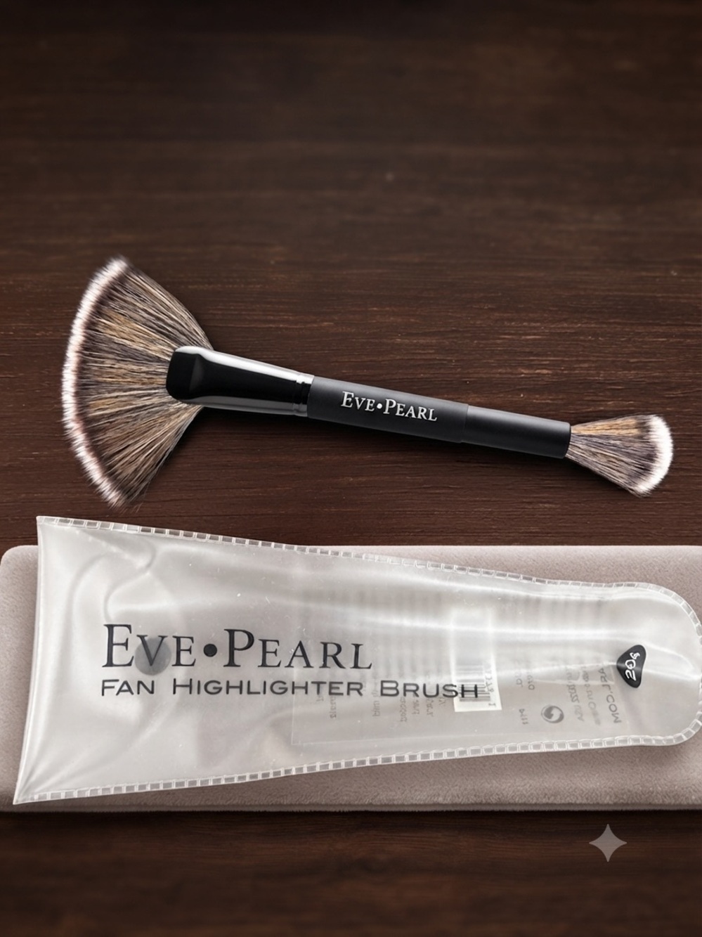 Eve Pearl Dual-Sided Fan Highlighter Brush 204 with Protective Case